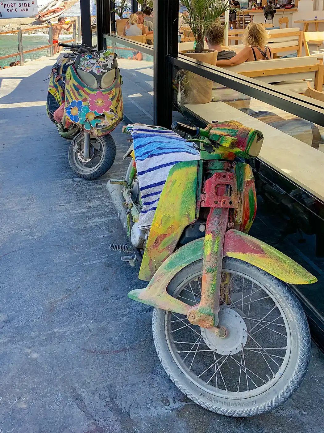 Matala-Motorrad Vor einem Café am Wasser in Matala standen zwei bunt lackierte Motorräder.
