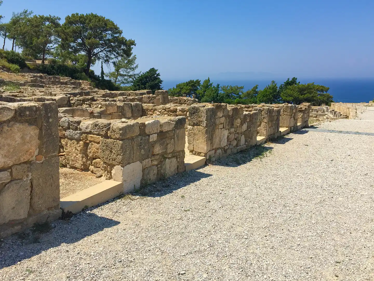 Rhodos-Kamiros-Strasse-heute Ausgegrabene Wohnstraße und Hausfundamente im antiken Kamiros mit Blick auf das Meer.