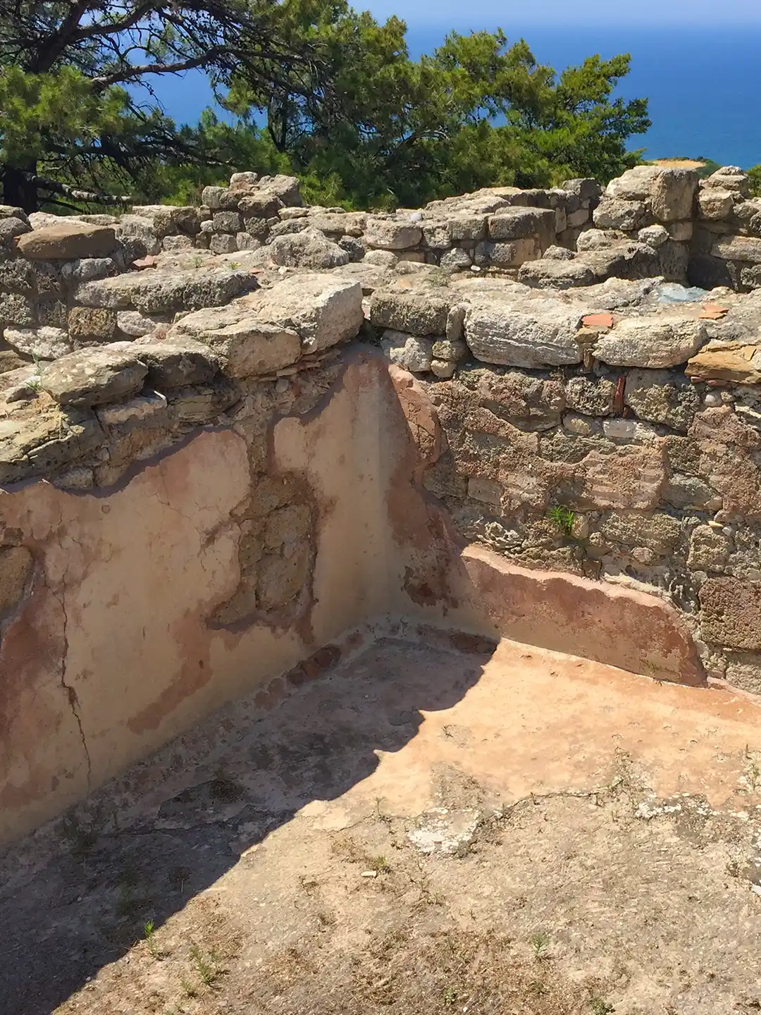 Rhodos-Kamiros-verputzte-Waende Alte Steinruinen mit verwitterten Putzwänden, die den Blick auf das Meer freigeben.