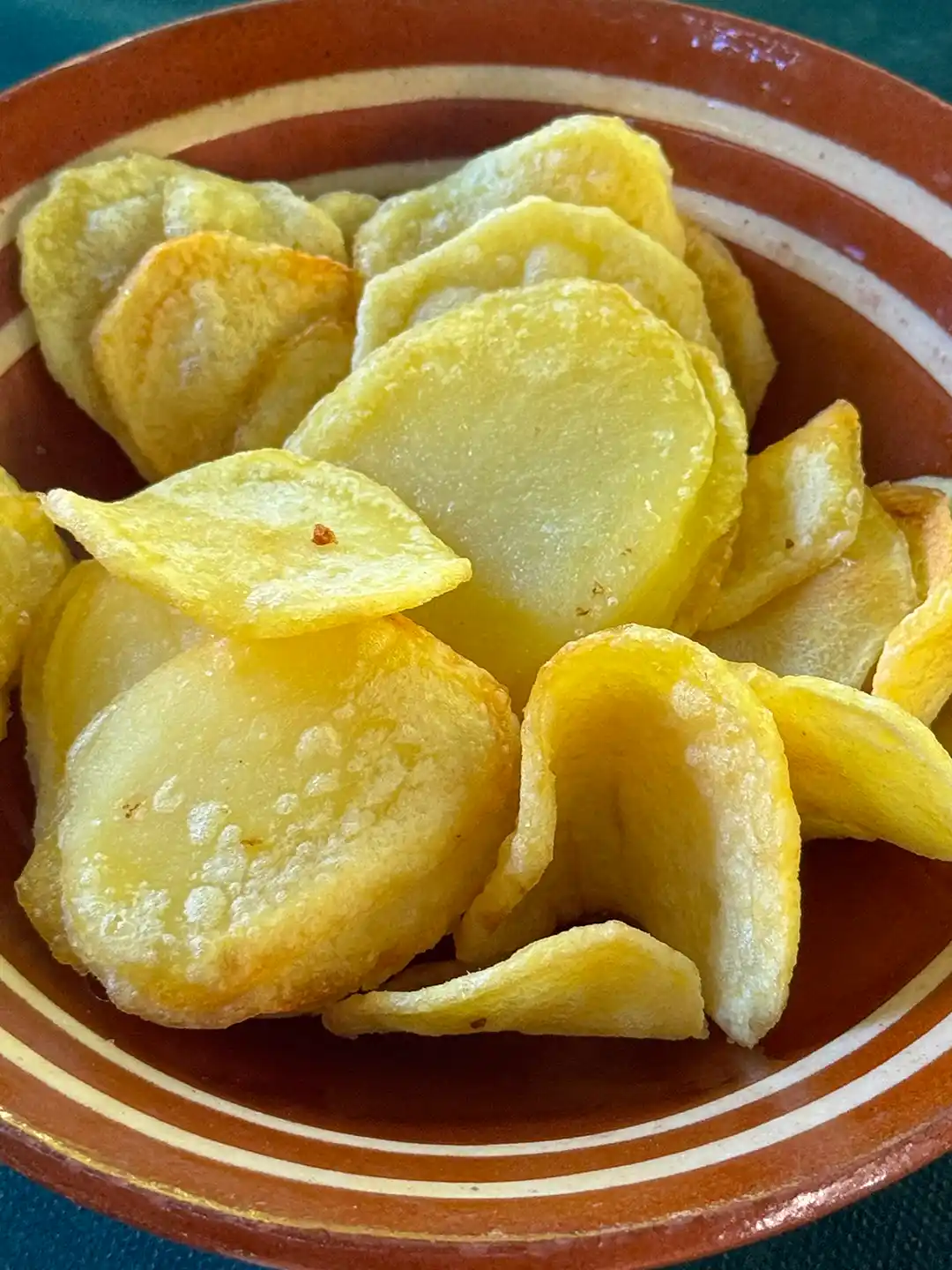 Eine Schüssel mit gebratenen Kartoffelscheiben.