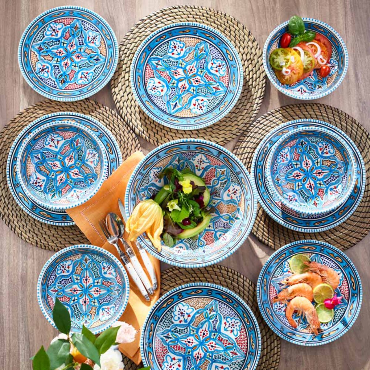 Mediterranes Geschirr, Farben und Handgemachtes sind angesagt