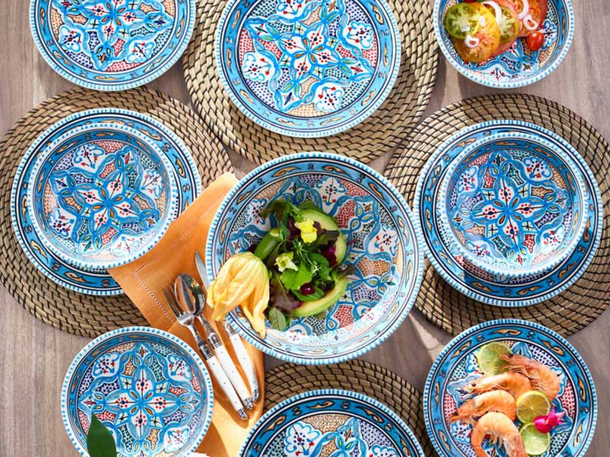 Mediterranes Geschirr, Farben und Handgemachtes sind angesagt